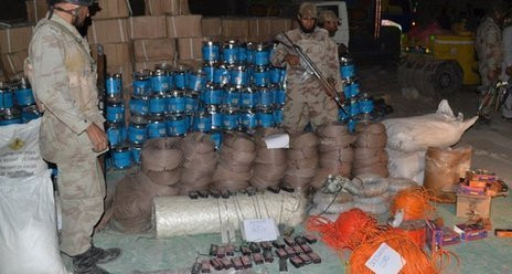 Cảnh sát Pakistan tịch thu các thùng đựng các thiết bị và nguyên liệu chế tạo bom