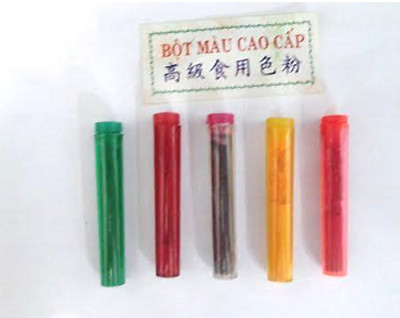 Những lọ phẩm màu bắt mắt, không rõ nguồn gốc, không ghi thành phần... được bày bán phổ biến tại nhiều chợ. Ảnh: Nguyễn Anh Thư. Những lọ phẩm màu bắt mắt, không rõ nguồn gốc, không ghi thành phần... được bày bán phổ biến tại nhiều chợ. Ảnh: Nguyễn Anh Thư