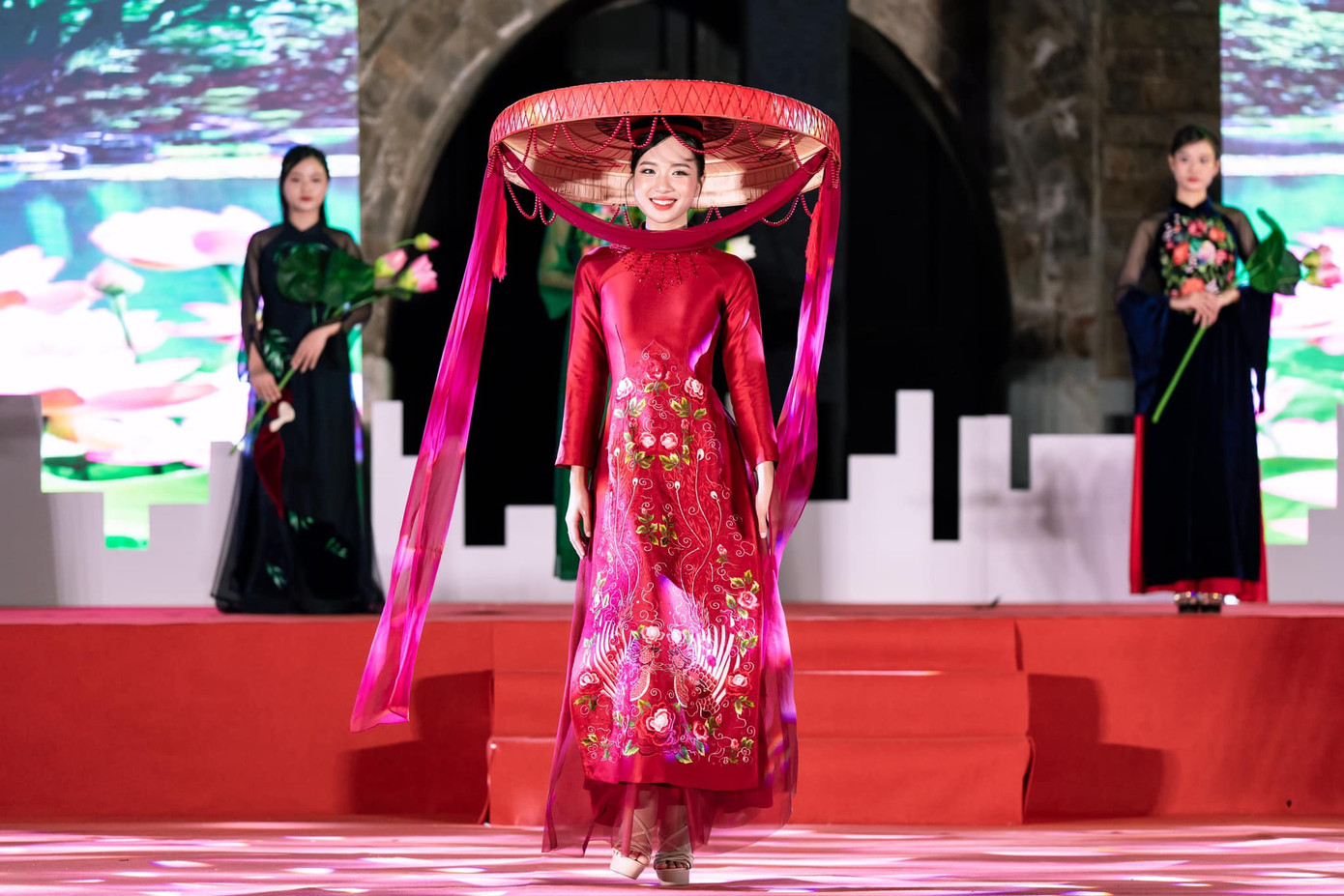 Là cô gái phải đo nhân trắc học lâu nhất ở sơ khảo phía Bắc, Giang Thanh không thấy áp lực mà cảm thấy may mắn. “Sau hôm nay, chắc chắn bố mẹ sẽ rất hài lòng về tôi, vì tôi đã được sinh ra với một hình hài như thế này. Tôi cũng không thấy lạ khi mọi người có chút lấn cấn về mình. Nhưng tôi luôn tự tin rằng ngoại hình của mình là nguyên bản, từ khi cha sinh mẹ đẻ”, cô nói.