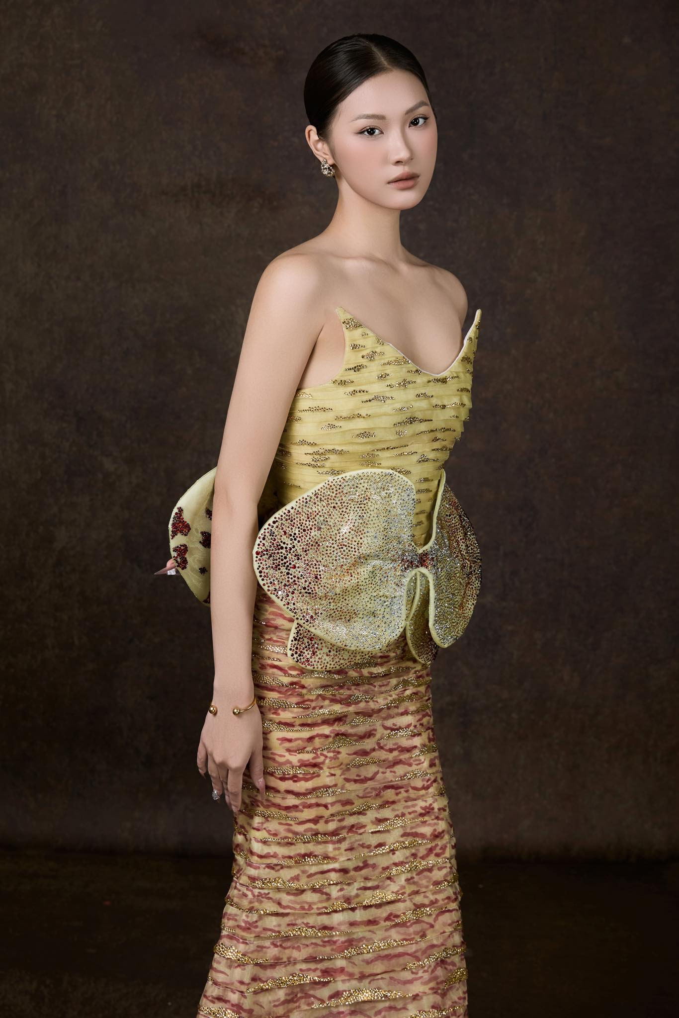 "Trong vòng nhân trắc học, bác sĩ khen tôi có nụ cười đẹp và duyên vì có má lúm đồng tiền, bên cạnh đó là chiều cao ấn tượng 1,78 m", cô nói.