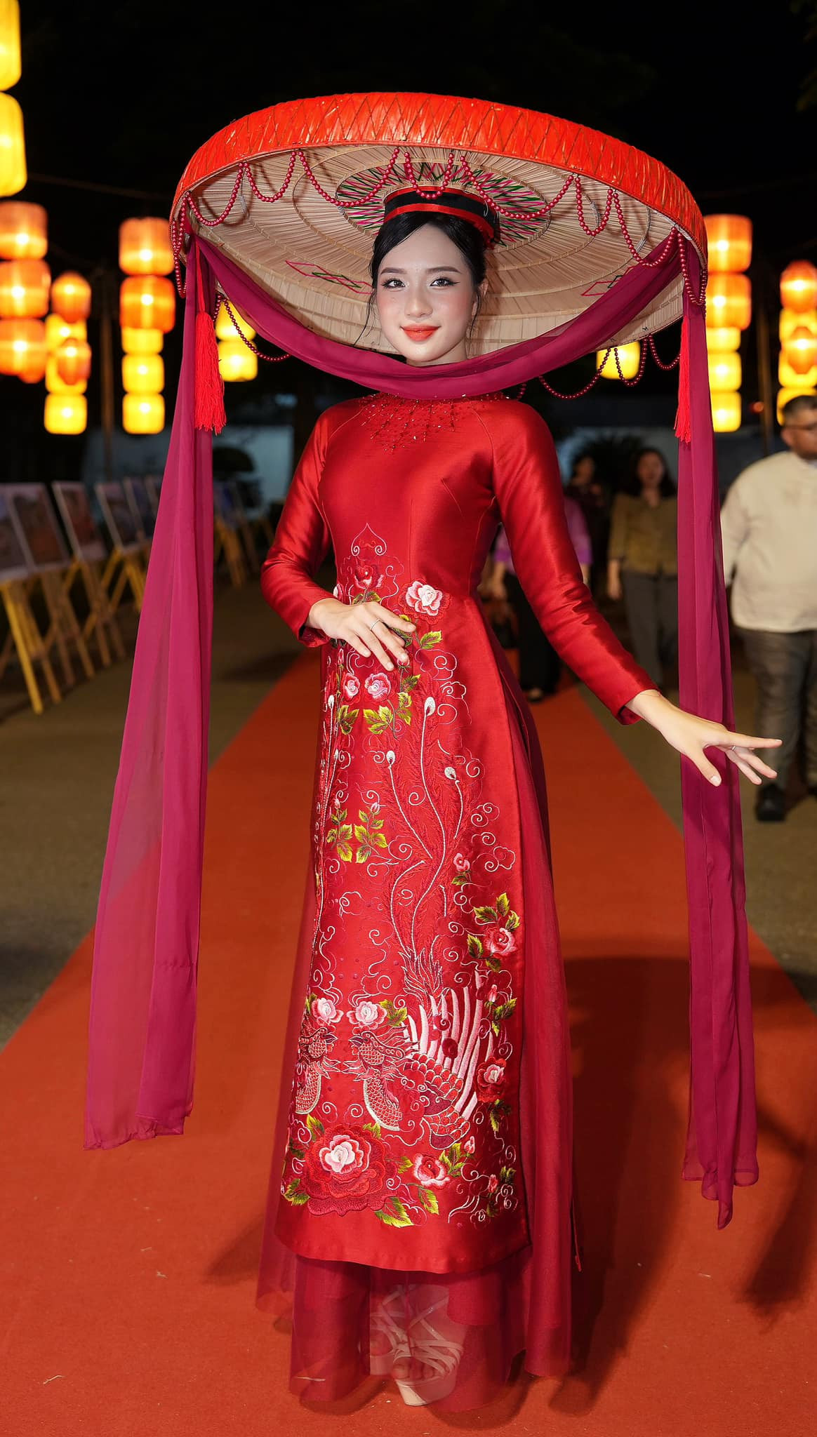 Là cô gái phải đo nhân trắc học lâu nhất ở sơ khảo phía Bắc, Giang Thanh không thấy áp lực mà cảm thấy may mắn. “Sau hôm nay, chắc chắn bố mẹ sẽ rất hài lòng về tôi, vì tôi đã được sinh ra với một hình hài như thế này. Tôi cũng không thấy lạ khi mọi người có chút lấn cấn về mình. Nhưng tôi luôn tự tin rằng ngoại hình của mình là nguyên bản, từ khi cha sinh mẹ đẻ”, cô nói.