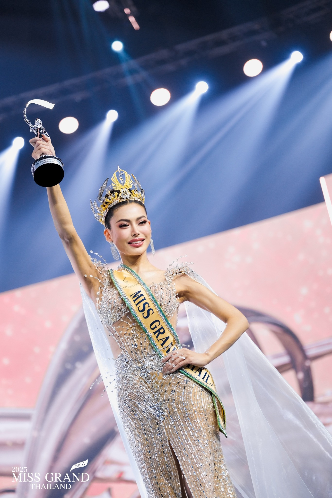 Đại diện tỉnh Phuket - Sarunrat Puagpipat - đã đăng quang ngôi vị Hoa hậu Hòa bình Thái Lan 2025. Đại diện tỉnh Phuket - Sarunrat Puagpipat - đã đăng quang ngôi vị Hoa hậu Hòa bình Thái Lan 2025.