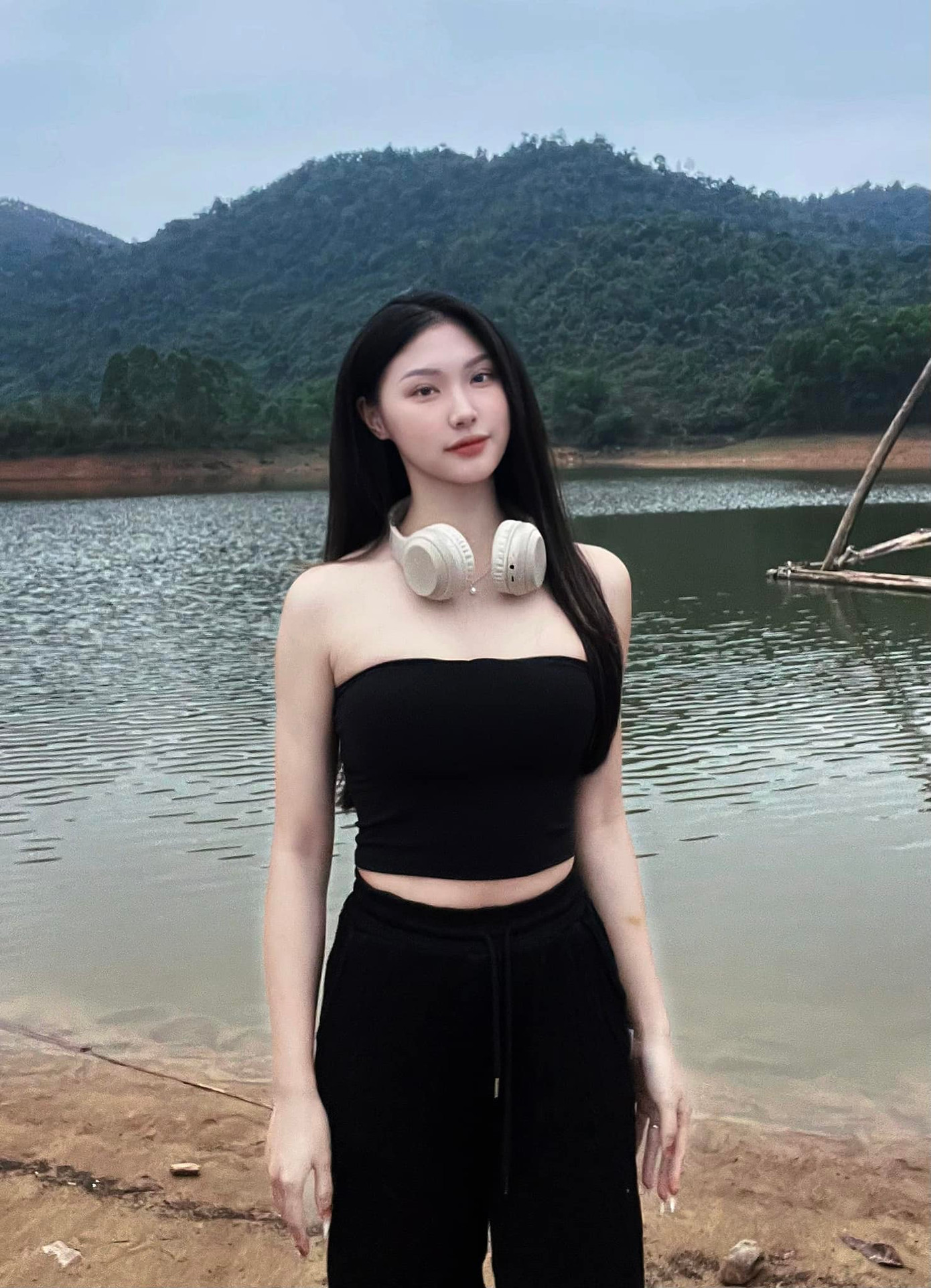 Nếu may mắn đạt được danh hiệu, Thu Thảo nói cô sẽ tận dụng cơ hội này để thực hiện các dự án thiện nguyện và đóng góp cho xã hội.