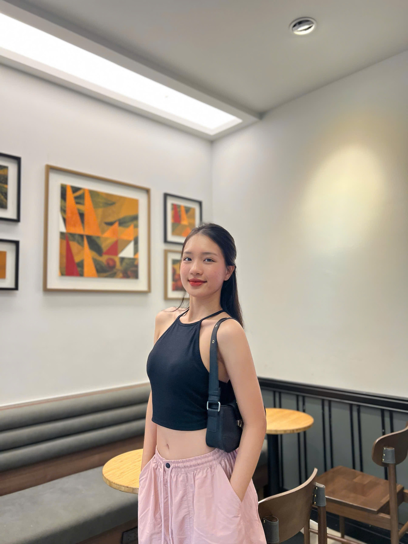 Việc tham gia các cuộc thi sắc đẹp giúp Giang Thanh hoàn thiện bản thân và theo đuổi ước mơ. “Cũng như các cô gái khác, tôi mong muốn có thể đạt được ngôi vị cao nhất tại Hoa hậu Việt Nam để có thể lan tỏa vẻ đẹp về văn hóa của Việt Nam đến bạn bè quốc tế”, cô nói.