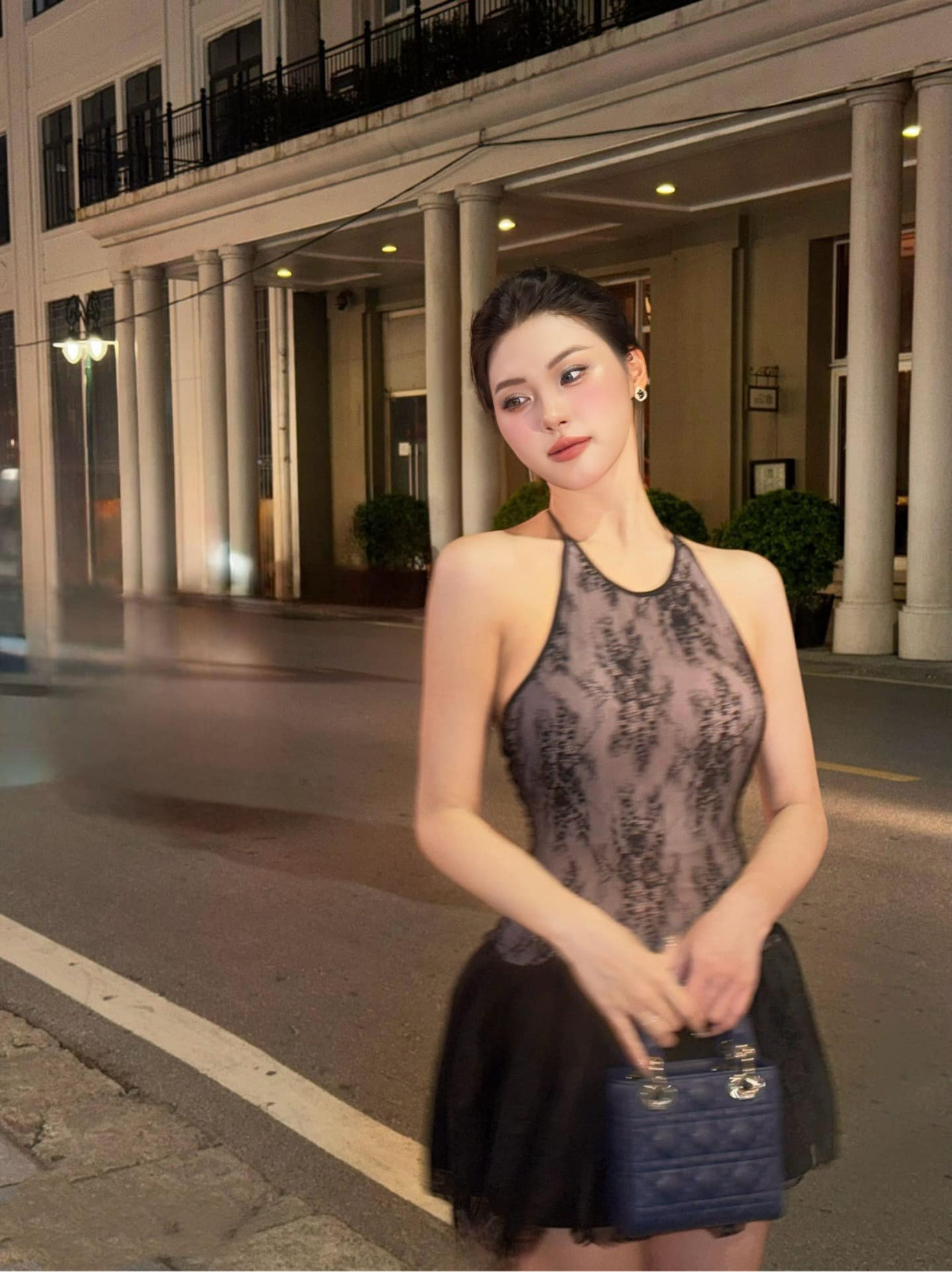 Thu Thảo nói hồi đi học, cô tự ti về chiều cao của mình, vì thường nổi trội hơn các bạn. "Nhưng từ khi trưởng thành, tôi học được cách yêu thương và trân trọng bản thân. Chiều cao không chỉ là một đặc điểm ngoại hình, mà còn là lợi thế giúp tôi tự tin hơn trong cuộc sống và công việc", cô nói.