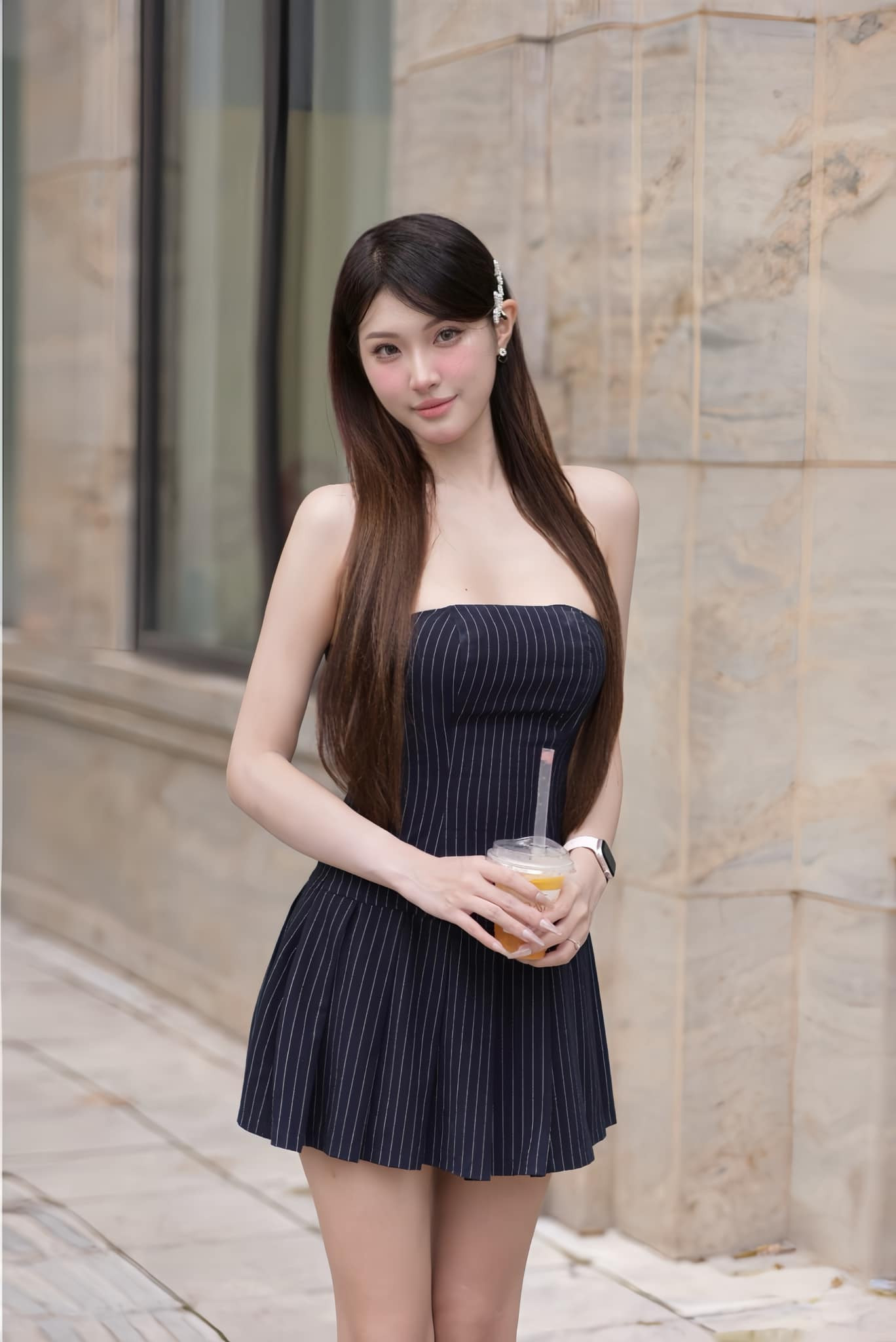 Là sinh viên Kinh tế Quốc dân, Thu Thảo rất tự hào khi ngôi trường mình theo học đã có những đại diện xuất sắc như Hoa hậu Đỗ Thị Hà, Á hậu Phương Nga. Họ không chỉ xinh đẹp mà còn tài năng, bản lĩnh và đã truyền cảm hứng rất lớn cho cô.