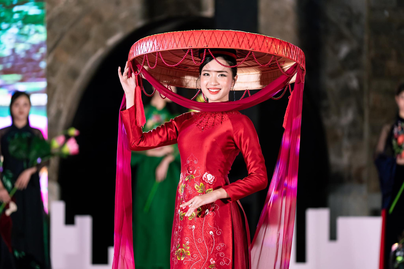 Là cô gái phải đo nhân trắc học lâu nhất ở sơ khảo phía Bắc, Giang Thanh không thấy áp lực mà cảm thấy may mắn. “Sau hôm nay, chắc chắn bố mẹ sẽ rất hài lòng về tôi, vì tôi đã được sinh ra với một hình hài như thế này. Tôi cũng không thấy lạ khi mọi người có chút lấn cấn về mình. Nhưng tôi luôn tự tin rằng ngoại hình của mình là nguyên bản, từ khi cha sinh mẹ đẻ”, cô nói.