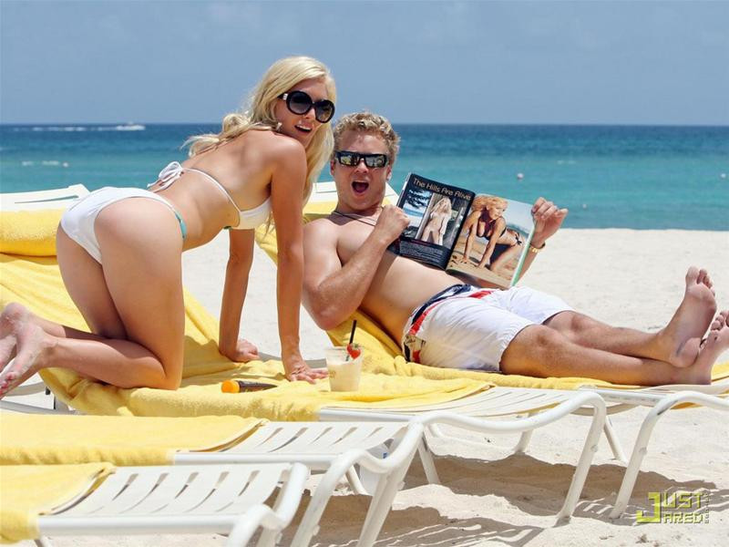 Vợ chồng cô đã lôi kéo cánh săn ảnh tới một bãi biển tuyệt đẹp của Bahamas để thực hiện cho họ một bộ ảnh.