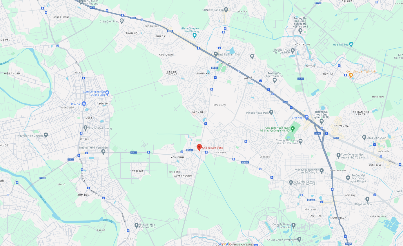 Chợ xã Sơn Đồng, huyện Hoài Đức (Hà Nội) nằm giữa làng nghề chuyên đục, khắc tượng và làm đồ thờ truyền thống, có lịch sử hình thành hàng trăm năm nay. Chợ cách quốc lộ 32 khoảng 1,5km.