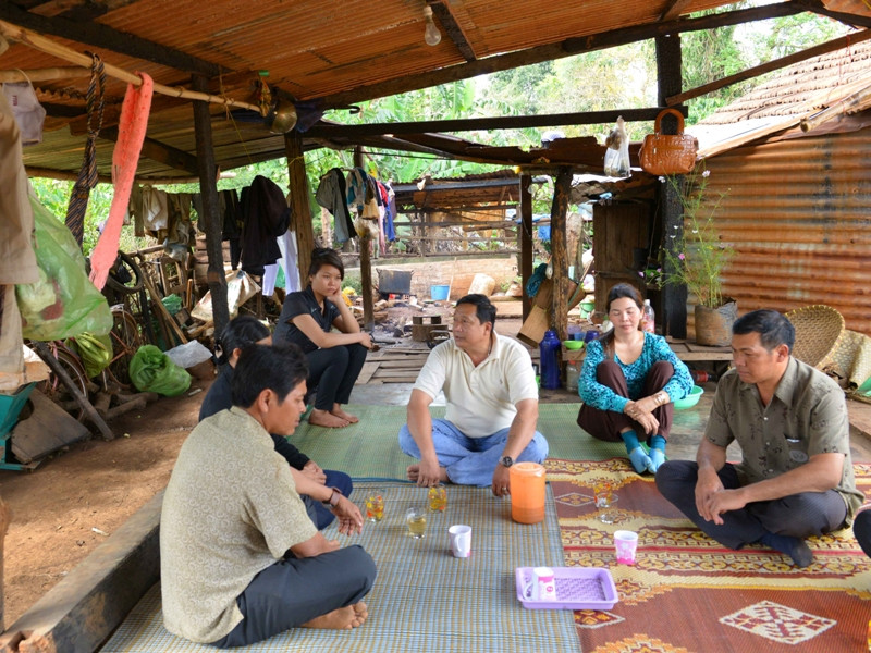 Nhà tài trợ cùng báo Tiền Phong đến bàn việc giúp ông Ama Huen làm nhà mới. Nhà tài trợ cùng báo Tiền Phong đến bàn việc giúp ông Ama Huen làm nhà mới