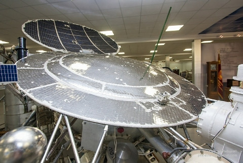 Phần pin mặt trời che phủ bên trên giúp điều hòa nhiệt độ thiết bị trên mặt trăng