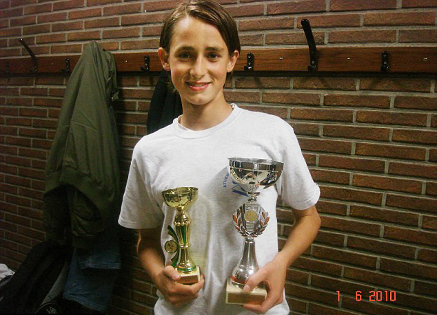 Januzaj và chiếc Cúp giành được khi còn là học sinh trung học