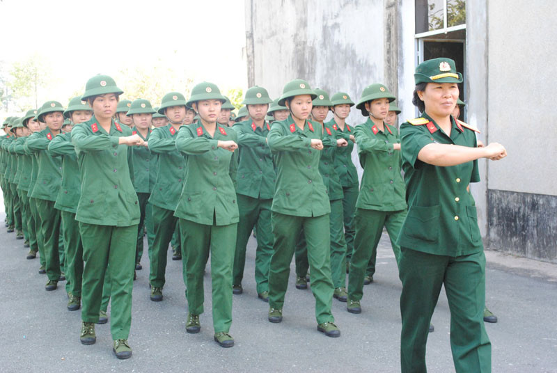 Nữ chiến sĩ miền Đông trên bãi tập