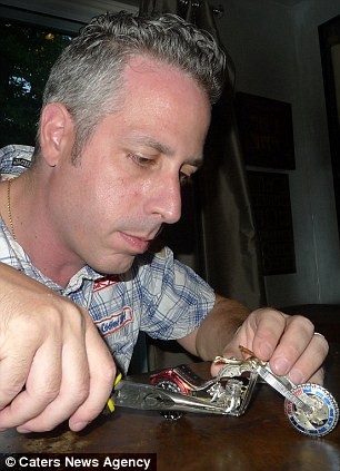 Ông Dan Tanenbaum, 41 tuổi sống tại thủ đô Toronto miệt mài với chiếc xe máy đang làm dở