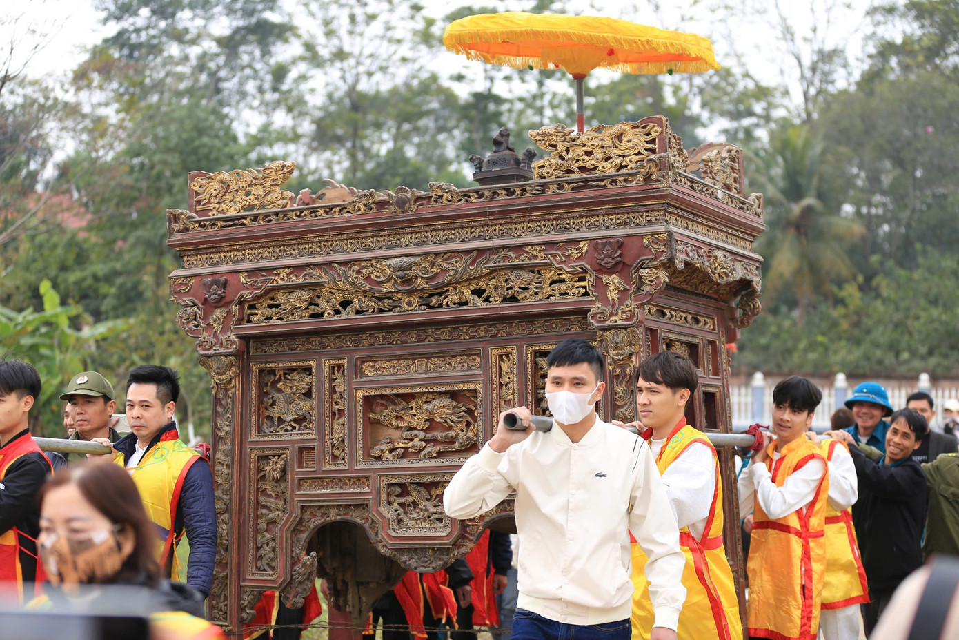 Hội Phết Hiền Quan tương truyền có từ thời Hai Bà Trưng. Lễ hội được tổ chức vào ngày 12 và 13 tháng Giêng. Từ hội làng trở thành một trong những lễ hội thu hút đông đảo du khách trong vùng. Bên cạnh nghi lễ thiêng, hội Phết Hiền Quan thu hút sự tò mò ở phần đánh phết, sau này có những mùa hội trở thành điểm nóng do hàng nghìn người lao vào tranh cướp phết.