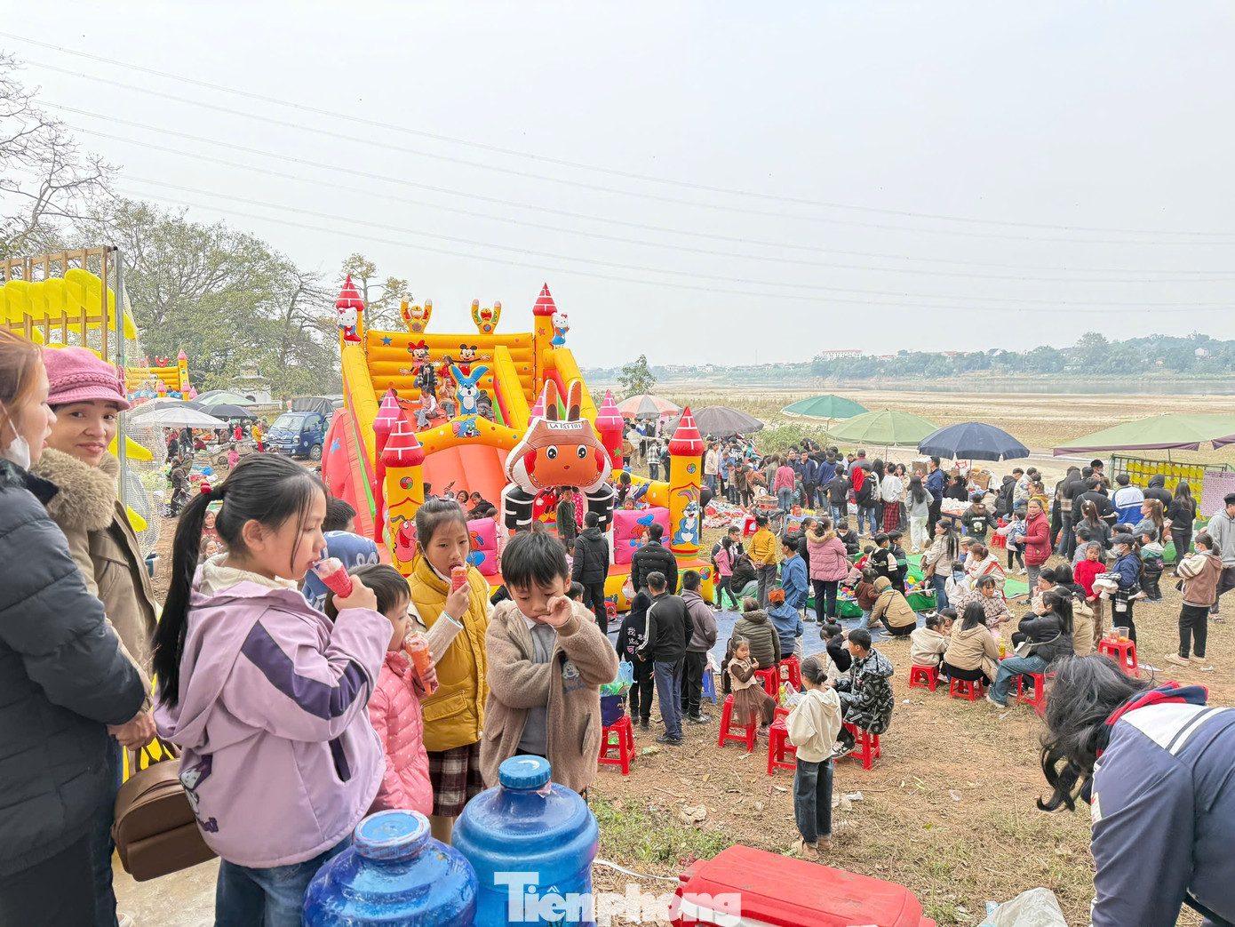 Việc tạm dừng phần cướp phết tại lễ hội Phết Hiền Quan kéo dài từ 2019 đến nay. Dù ngày đầu tiên của hội phết diễn ra vào Chủ nhật (9/2) nhưng khung cảnh đìu hiu khác lạ. Không gian tế lễ diễn ra ở đền khá chật hẹp nhưng trong suốt thời gian diễn ra nghi thức tế lễ, chủ yếu chỉ có người già, trẻ nhỏ dõi theo. Đám thanh niên trai tráng vốn là lực lượng xuất hiện đông đảo nhất tại hội Phết tỏ ra thờ ơ, bởi xã Hiền Quan chủ trương không tổ chức cướp phết.