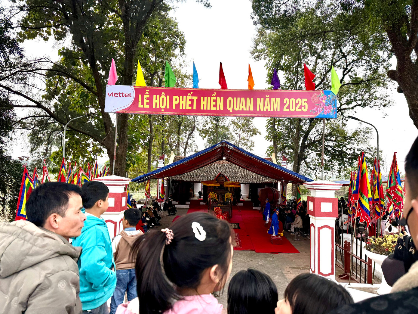 Hội Phết Hiền Quan được tổ chức nhằm tôn vinh tinh thần thượng võ và tưởng nhớ hai vị thành hoàng là Thiều Hoa công chúa - một nữ tướng dưới thời Hai Bà Trưng có công đánh giặc - và Mộc Trang đại vương thời nhà Đinh có công dẹp loạn 12 sứ quân. Tương truyền, để rèn luyện quân sĩ, Thiều Hoa công chúa sáng lập ra việc đẽo gốc tre thành hình tròn (quả to gọi là phết, nhỏ hơn gọi là quả chúi), chia quân ra để đánh phết. Hai đội tham gia tìm cách cướp và đưa quả phết (chúi) ra khỏi phạm vi quy định để giành phần thắng.