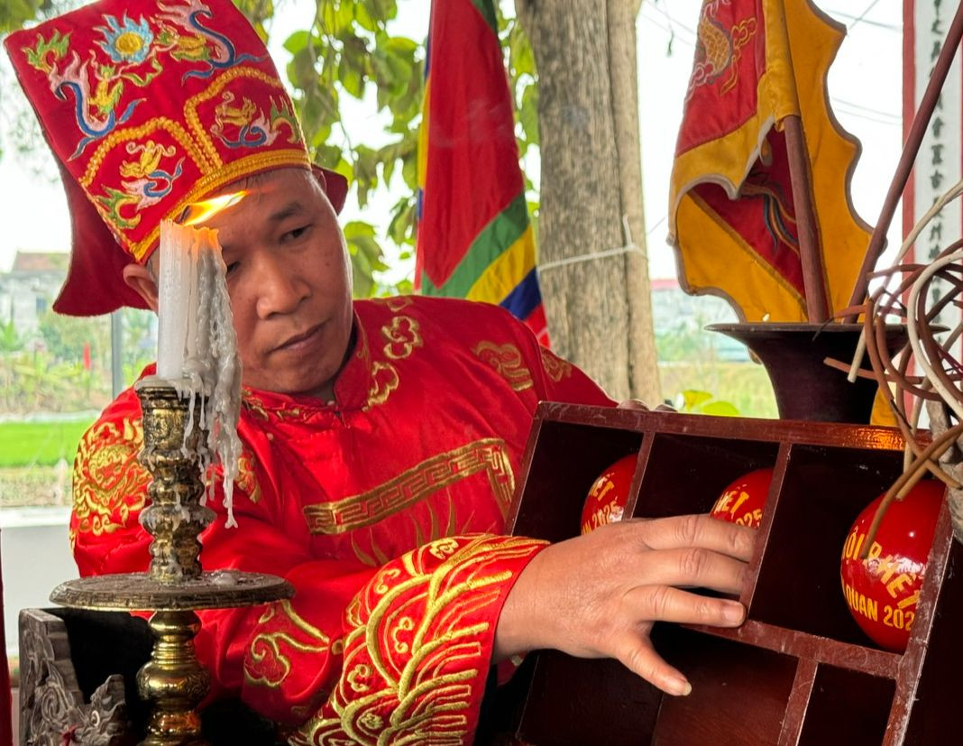 Quả phết có đường kính khoảng 6-7 cm, quả chúi có đường kính khoảng 4-5 cm. Lễ hội gồm các nghi thức rước kiệu, kéo quân, tế lễ và cướp phết. Kiệu rước các sắc phong, bài vị, quả phết và chúi được cất giữ trong cung cấm của đình làng ra đền thờ Thiều Hoa công chúa để thực hành. Mỗi năm làng chọn ra ông Tiên chỉ thực hành nghi lễ thiêng cùng đội khánh tiết là các cao niên trong làng. Ông Nguyễn Tiến Nhân, 55 tuổi đảm nhận vai trò Tiên chỉ cho biết lễ hội 2025 là năm thứ 7 liên tiếp không diễn ra hội đánh phết, nên dân làng buồn. “Nguyện vọng của người dân Hiền Quan là sớm được khôi phục các hoạt động truyền thống trong hội phết, trong đó phần đánh Phết”, ông Nhân nói.