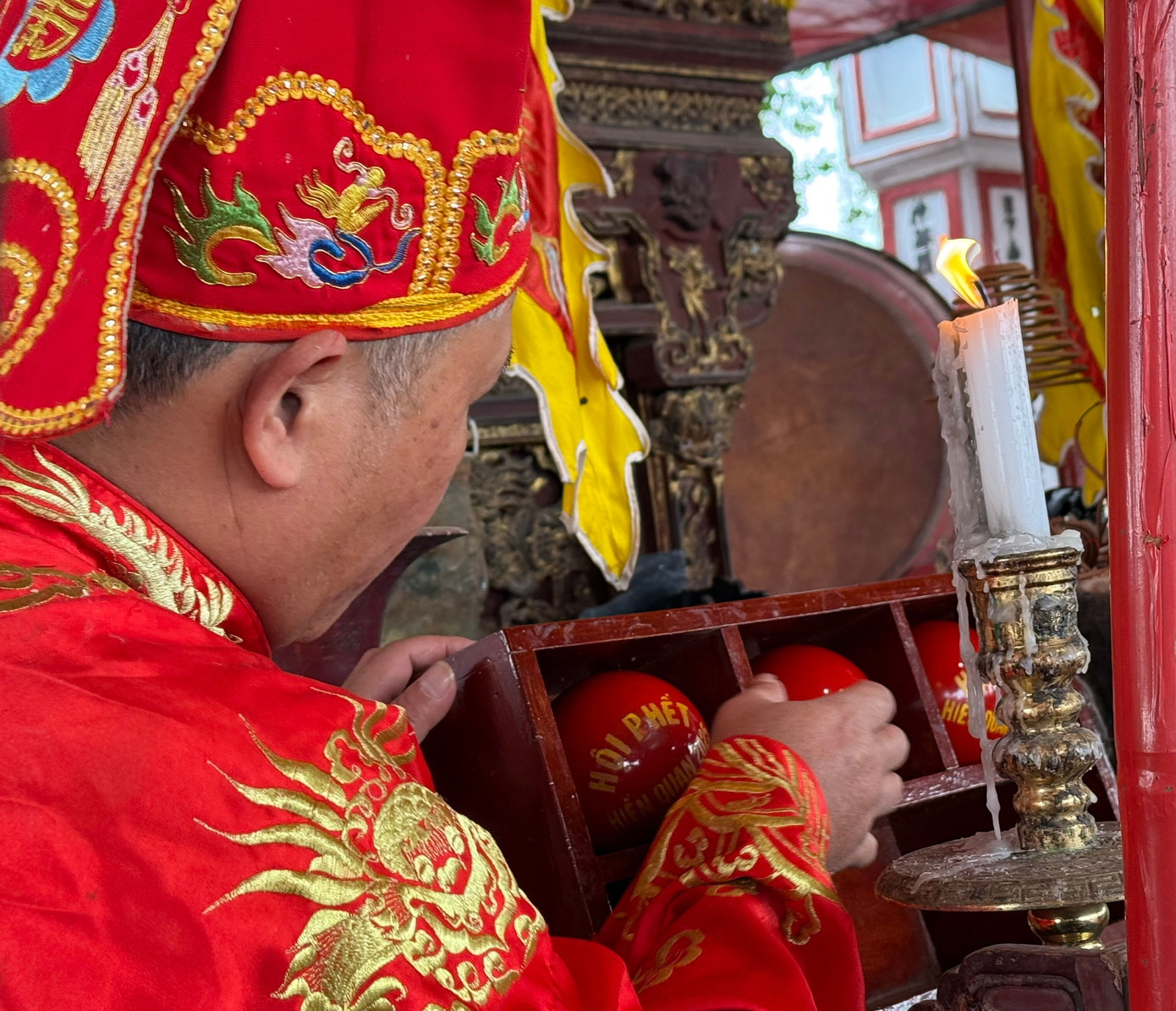 Quả phết có đường kính khoảng 6-7 cm, quả chúi có đường kính khoảng 4-5 cm. Lễ hội gồm các nghi thức rước kiệu, kéo quân, tế lễ và cướp phết. Kiệu rước các sắc phong, bài vị, quả phết và chúi được cất giữ trong cung cấm của đình làng ra đền thờ Thiều Hoa công chúa để thực hành. Mỗi năm làng chọn ra ông Tiên chỉ thực hành nghi lễ thiêng cùng đội khánh tiết là các cao niên trong làng. Ông Nguyễn Tiến Nhân, 55 tuổi đảm nhận vai trò Tiên chỉ cho biết lễ hội 2025 là năm thứ 7 liên tiếp không diễn ra hội đánh phết, nên dân làng buồn. “Nguyện vọng của người dân Hiền Quan là sớm được khôi phục các hoạt động truyền thống trong hội phết, trong đó phần đánh Phết”, ông Nhân nói.