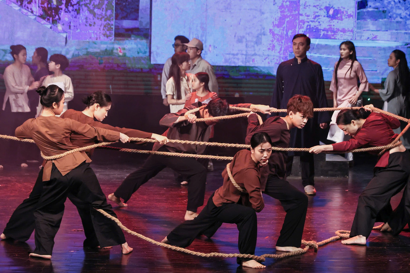 Bối cảnh Hà Nội trong những năm đấu tranh gian khổ chống thực dân Pháp đô hộ. Bối cảnh Hà Nội trong những năm đấu tranh gian khổ chống thực dân Pháp đô hộ.