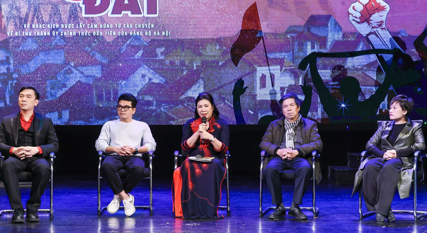 Đạo diễn NSƯT Cao Ngọc Ánh (giữa) nghẹn ngào nhớ lại những dòng nhật ký kể về quá trình ông Nguyễn Ngọc Vũ chịu cảnh tù đày. Đạo diễn NSƯT Cao Ngọc Ánh (giữa) nghẹn ngào nhớ lại những dòng nhật ký kể về quá trình ông Nguyễn Ngọc Vũ chịu cảnh tù đày.