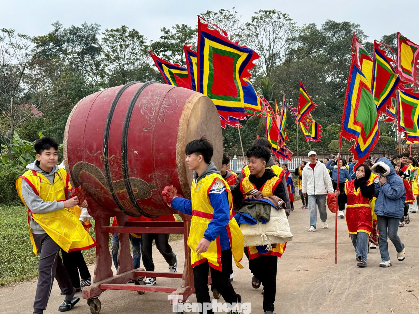 Đoàn rước của lễ hội Phết Hiền Quan xuất phát từ đình làng vào 13h chiều 12 tháng Giêng. Đoàn rước do các thanh thiếu niên đảm nhiệm hướng về đền thờ Thiều Hoa công chúa nằm kề bên bờ sông. Nhiều người dân không mấy mặn mà với nghi thức tế lễ, bởi họ vẫn mong muốn quả phết bay lên để nhiều người chạm tay vào lấy may. Ai cướp được quả phết về nhà được cho là đem theo may mắn cho cả năm.