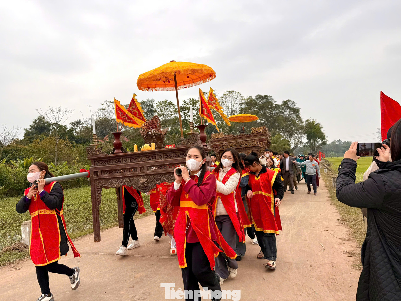 Hội Phết Hiền Quan tương truyền có từ thời Hai Bà Trưng. Lễ hội được tổ chức vào ngày 12 và 13 tháng Giêng. Từ hội làng trở thành một trong những lễ hội thu hút đông đảo du khách trong vùng. Bên cạnh nghi lễ thiêng, hội Phết Hiền Quan thu hút sự tò mò ở phần đánh phết, sau này có những mùa hội trở thành điểm nóng do hàng nghìn người lao vào tranh cướp phết.