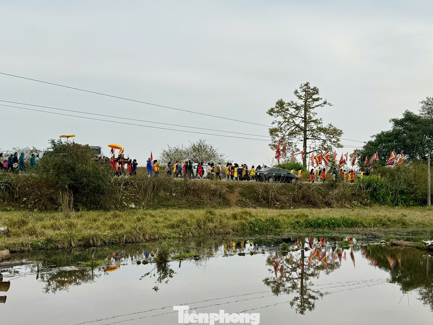 Hội Phết Hiền Quan tương truyền có từ thời Hai Bà Trưng. Lễ hội được tổ chức vào ngày 12 và 13 tháng Giêng. Từ hội làng trở thành một trong những lễ hội thu hút đông đảo du khách trong vùng. Bên cạnh nghi lễ thiêng, hội Phết Hiền Quan thu hút sự tò mò ở phần đánh phết, sau này có những mùa hội trở thành điểm nóng do hàng nghìn người lao vào tranh cướp phết.