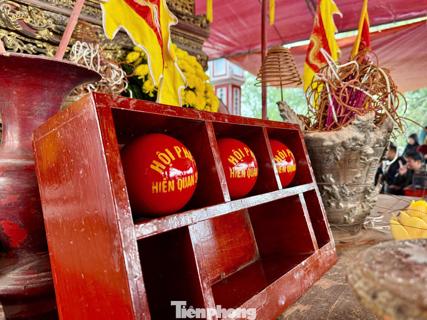 Quả phết có đường kính khoảng 6-7 cm, quả chúi có đường kính khoảng 4-5 cm. Lễ hội gồm các nghi thức rước kiệu, kéo quân, tế lễ và cướp phết. Kiệu rước các sắc phong, bài vị, quả phết và chúi được cất giữ trong cung cấm của đình làng ra đền thờ Thiều Hoa công chúa để thực hành. Mỗi năm làng chọn ra ông Tiên chỉ thực hành nghi lễ thiêng cùng đội khánh tiết là các cao niên trong làng. Ông Nguyễn Tiến Nhân, 55 tuổi đảm nhận vai trò Tiên chỉ cho biết lễ hội 2025 là năm thứ 7 liên tiếp không diễn ra hội đánh phết, nên dân làng buồn. “Nguyện vọng của người dân Hiền Quan là sớm được khôi phục các hoạt động truyền thống trong hội phết, trong đó phần đánh Phết”, ông Nhân nói.