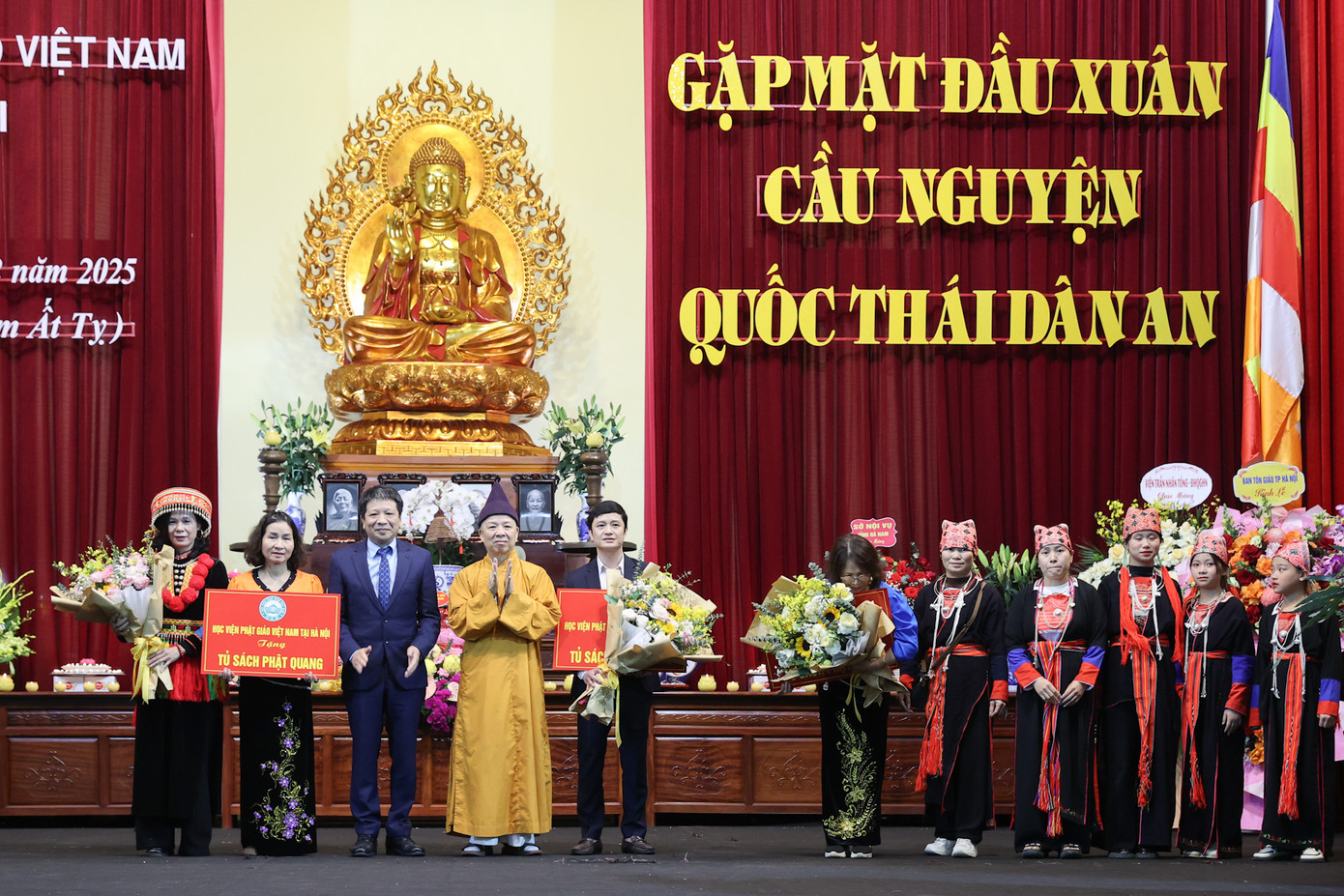 Trao tủ sách Phật Quang cho một số trường tiểu học.