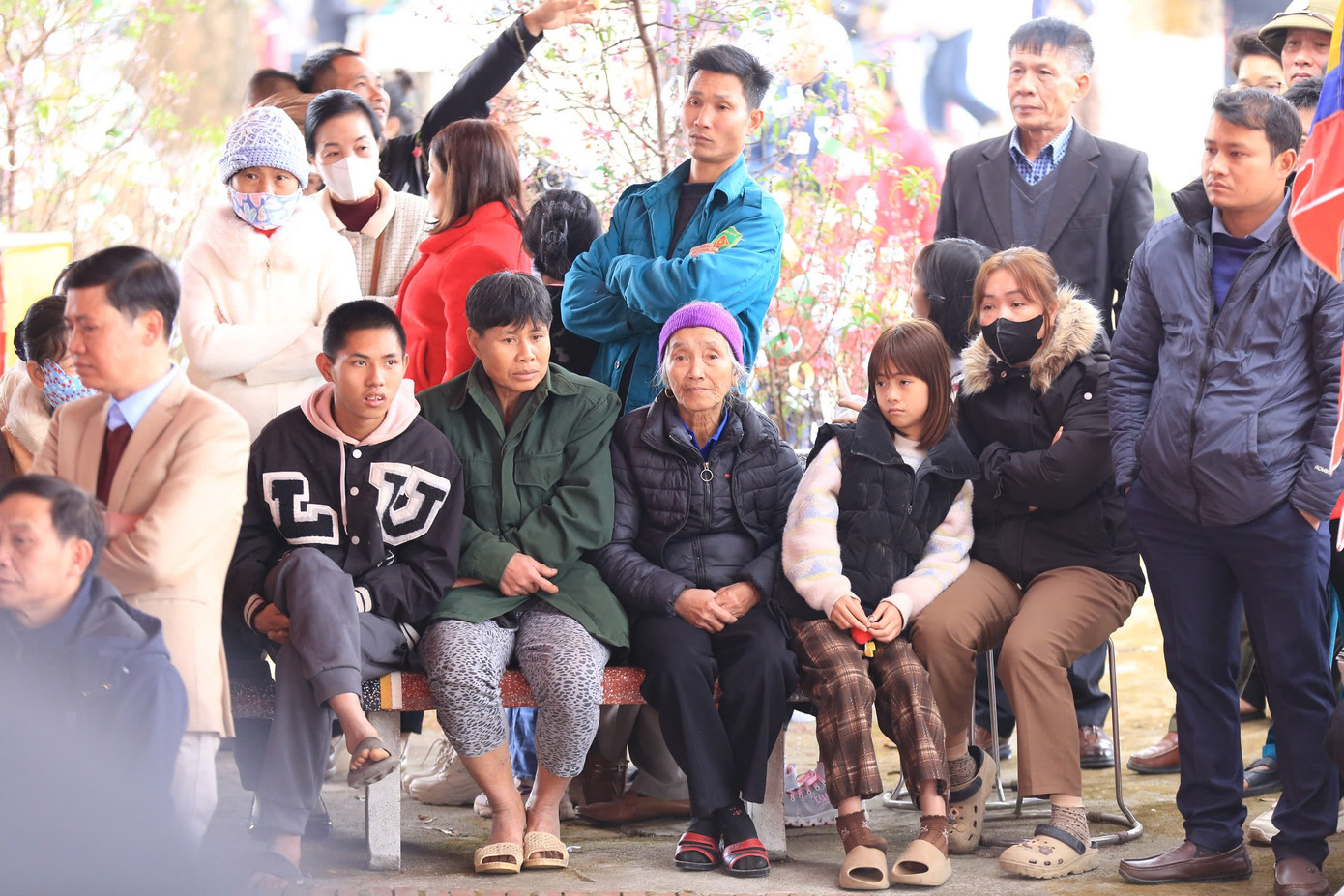 Việc tạm dừng phần cướp phết tại lễ hội Phết Hiền Quan kéo dài từ 2019 đến nay. Dù ngày đầu tiên của hội phết diễn ra vào Chủ nhật (9/2) nhưng khung cảnh đìu hiu khác lạ. Không gian tế lễ diễn ra ở đền khá chật hẹp nhưng trong suốt thời gian diễn ra nghi thức tế lễ, chủ yếu chỉ có người già, trẻ nhỏ dõi theo. Đám thanh niên trai tráng vốn là lực lượng xuất hiện đông đảo nhất tại hội Phết tỏ ra thờ ơ, bởi xã Hiền Quan chủ trương không tổ chức cướp phết.