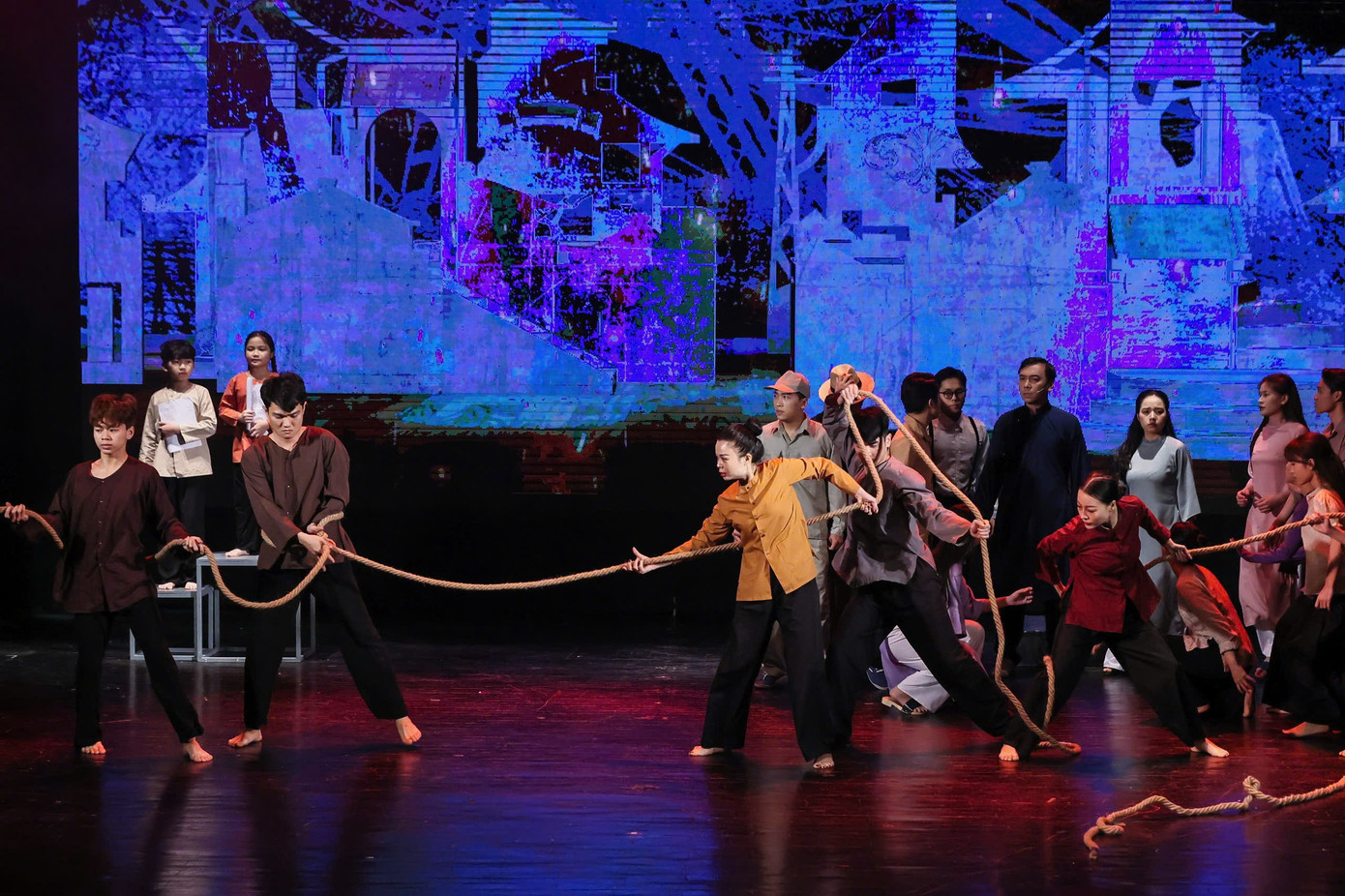 Bối cảnh Hà Nội trong những năm đấu tranh gian khổ chống thực dân Pháp đô hộ. Bối cảnh Hà Nội trong những năm đấu tranh gian khổ chống thực dân Pháp đô hộ.