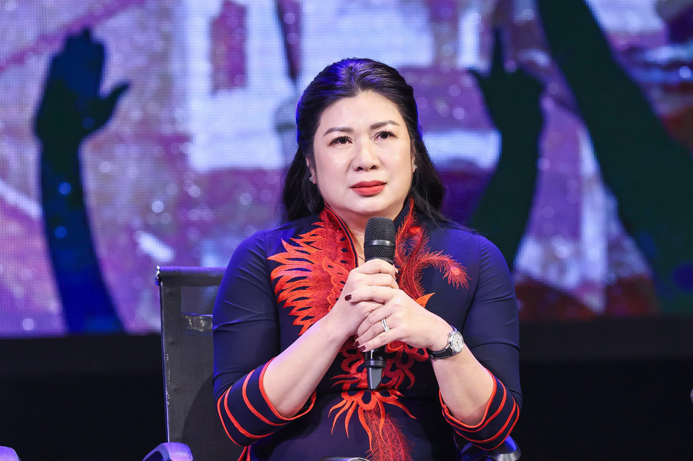 Tổng đạo diễn, NSƯT Cao Ngọc Ánh (trái) và NSƯT Thanh Tâm xúc động chia sẻ về quá trình xây dựng nhạc kịch "Lửa từ đất".