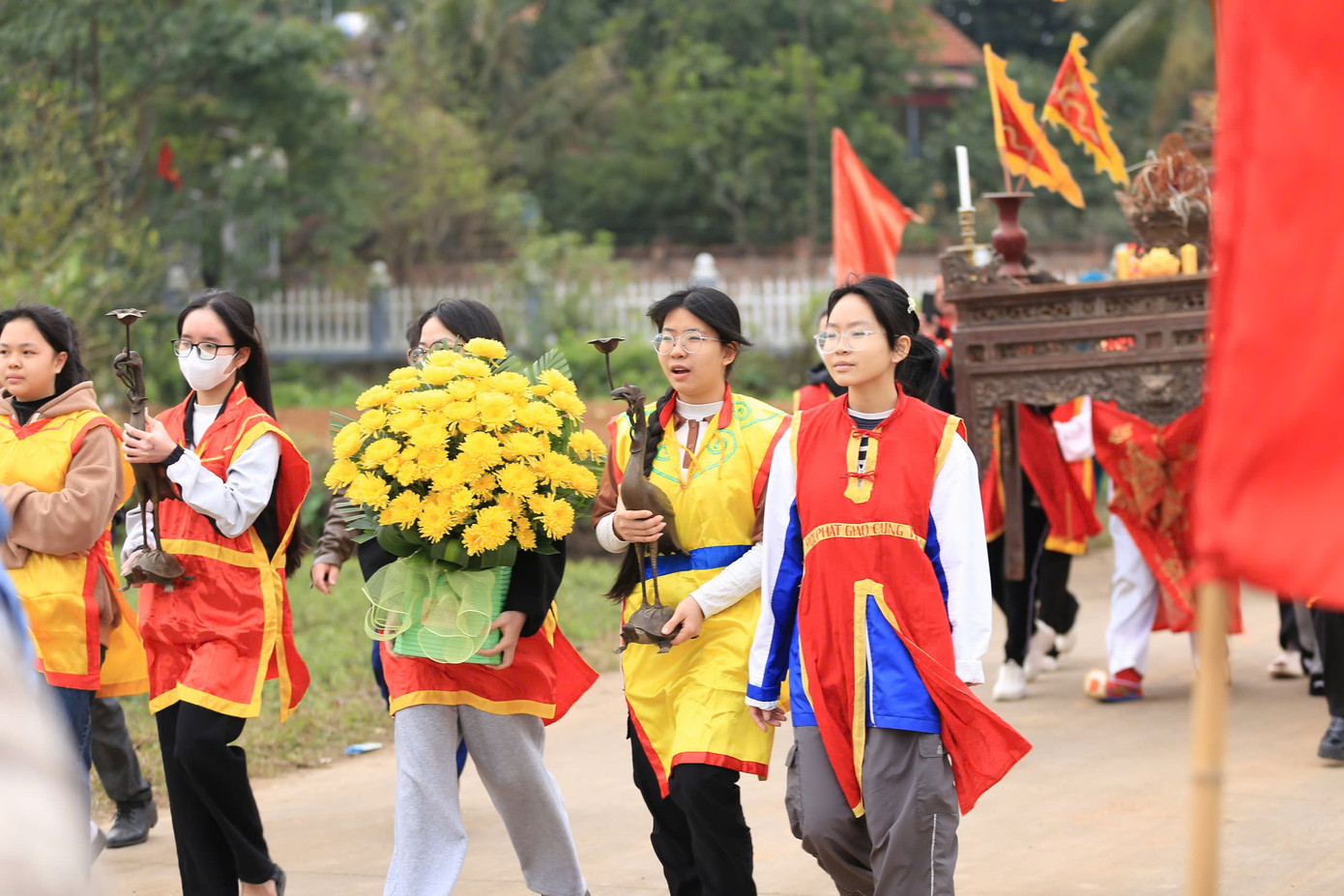 Đoàn rước của lễ hội Phết Hiền Quan xuất phát từ đình làng vào 13h chiều 12 tháng Giêng. Đoàn rước do các thanh thiếu niên đảm nhiệm hướng về đền thờ Thiều Hoa công chúa nằm kề bên bờ sông. Nhiều người dân không mấy mặn mà với nghi thức tế lễ, bởi họ vẫn mong muốn quả phết bay lên để nhiều người chạm tay vào lấy may. Ai cướp được quả phết về nhà được cho là đem theo may mắn cho cả năm.