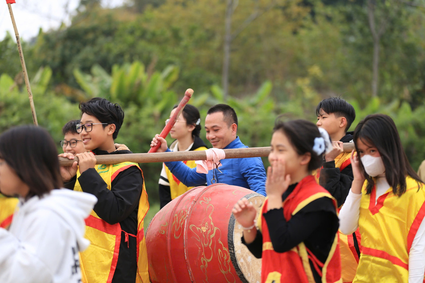 Đoàn rước của lễ hội Phết Hiền Quan xuất phát từ đình làng vào 13h chiều 12 tháng Giêng. Đoàn rước do các thanh thiếu niên đảm nhiệm hướng về đền thờ Thiều Hoa công chúa nằm kề bên bờ sông. Nhiều người dân không mấy mặn mà với nghi thức tế lễ, bởi họ vẫn mong muốn quả phết bay lên để nhiều người chạm tay vào lấy may. Ai cướp được quả phết về nhà được cho là đem theo may mắn cho cả năm.