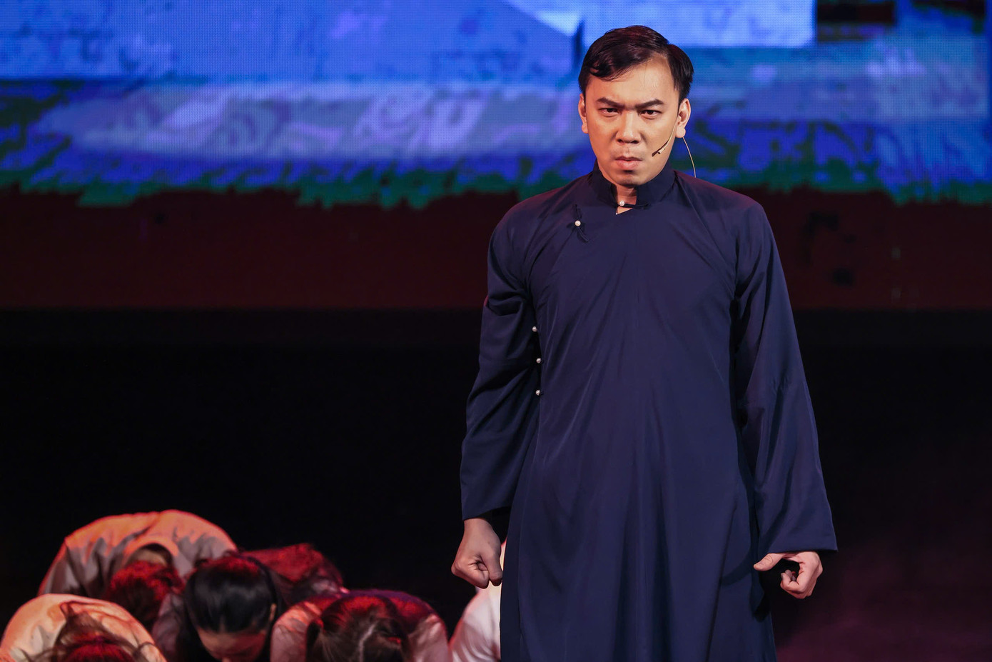 Ê-kíp sử dụng module sân khấu động, công nghệ 3D mapping để tăng hiệu ứng hình ảnh cho nhạc kịch.