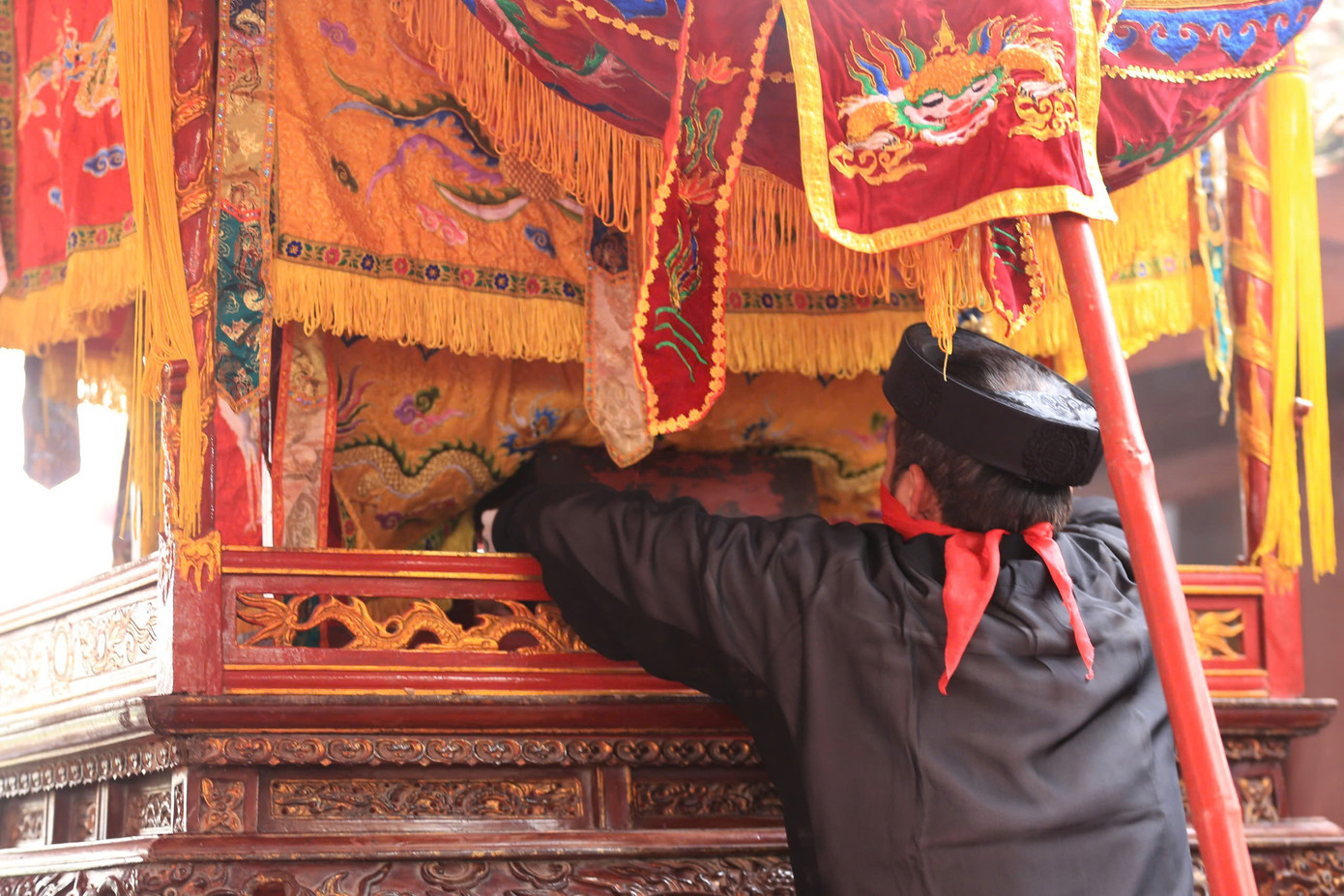 Hội Phết Hiền Quan được tổ chức nhằm tôn vinh tinh thần thượng võ và tưởng nhớ hai vị thành hoàng là Thiều Hoa công chúa - một nữ tướng dưới thời Hai Bà Trưng có công đánh giặc - và Mộc Trang đại vương thời nhà Đinh có công dẹp loạn 12 sứ quân. Tương truyền, để rèn luyện quân sĩ, Thiều Hoa công chúa sáng lập ra việc đẽo gốc tre thành hình tròn (quả to gọi là phết, nhỏ hơn gọi là quả chúi), chia quân ra để đánh phết. Hai đội tham gia tìm cách cướp và đưa quả phết (chúi) ra khỏi phạm vi quy định để giành phần thắng.