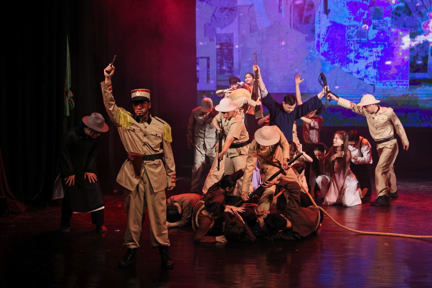 Bối cảnh Hà Nội trong những năm đấu tranh gian khổ chống thực dân Pháp đô hộ. Bối cảnh Hà Nội trong những năm đấu tranh gian khổ chống thực dân Pháp đô hộ.