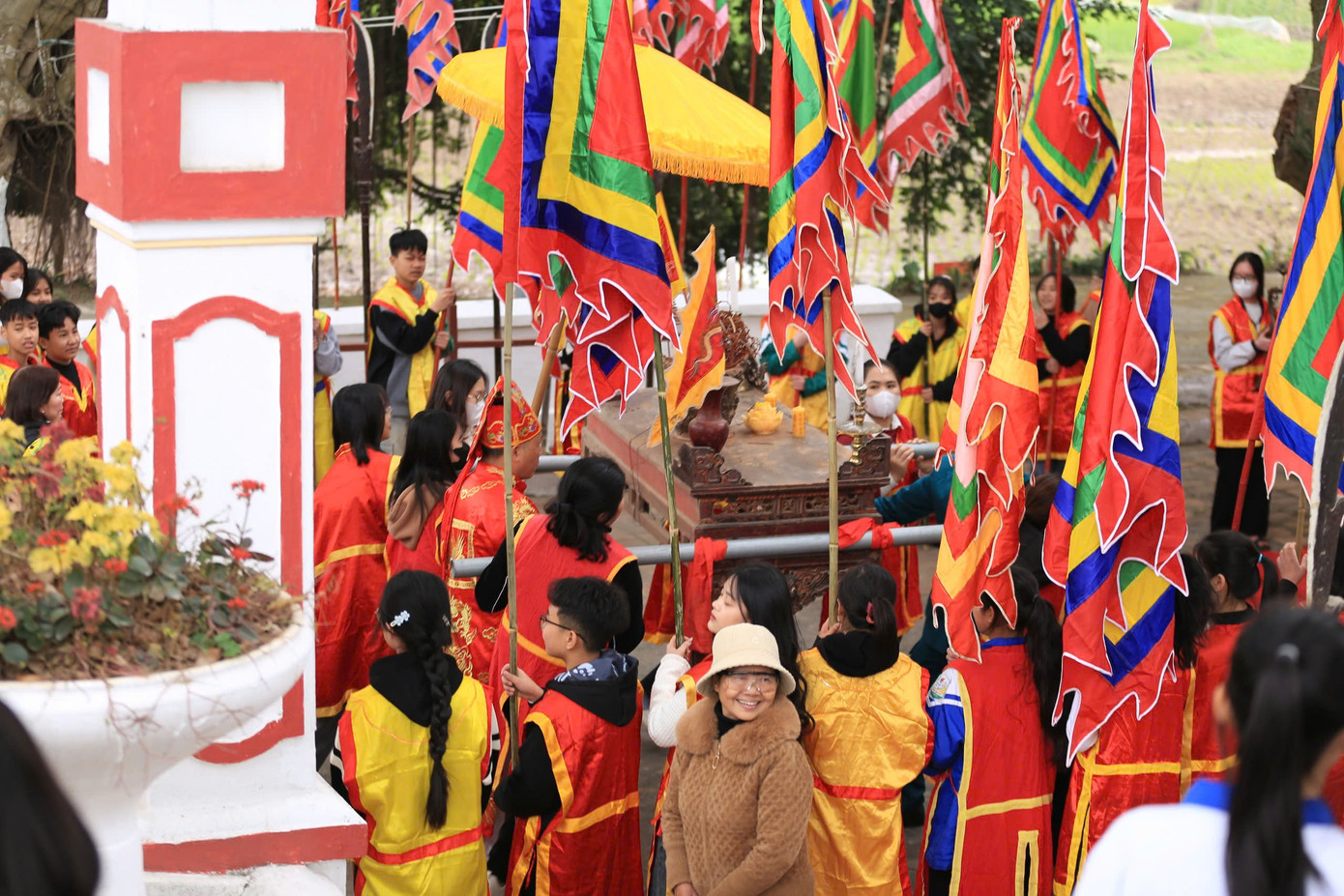 Hội Phết Hiền Quan được tổ chức nhằm tôn vinh tinh thần thượng võ và tưởng nhớ hai vị thành hoàng là Thiều Hoa công chúa - một nữ tướng dưới thời Hai Bà Trưng có công đánh giặc - và Mộc Trang đại vương thời nhà Đinh có công dẹp loạn 12 sứ quân. Tương truyền, để rèn luyện quân sĩ, Thiều Hoa công chúa sáng lập ra việc đẽo gốc tre thành hình tròn (quả to gọi là phết, nhỏ hơn gọi là quả chúi), chia quân ra để đánh phết. Hai đội tham gia tìm cách cướp và đưa quả phết (chúi) ra khỏi phạm vi quy định để giành phần thắng.