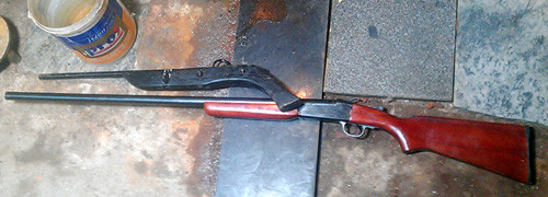 Hai khẩu súng thu được tại xưởng