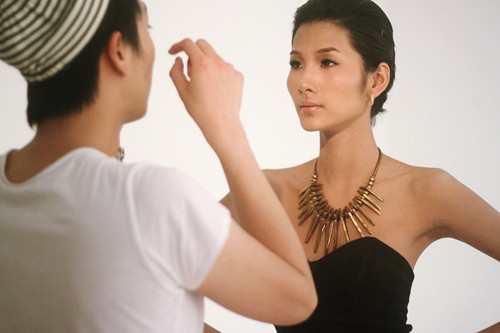 Hoàng Thùy là khách hàng quen thuộc của Nguyên. Hoàng Thùy là khách hàng quen thuộc của Nguyên