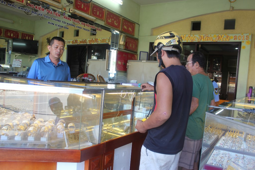 Tủ kính bị Nam đập bể để cướp vàng