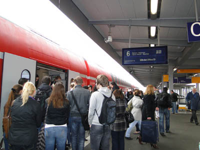 Một cảnh lên xuống tàu tại Đức. Một cảnh lên xuống tàu tại Đức