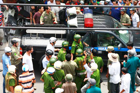  Cảnh sát trấn áp, còng tay và đưa đối tượng ra xe