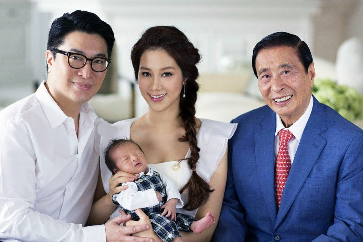 Tỷ phú Hong Kong Lee Shau Kee (phải) cùng con trai Martin Lee, vợ Cathy Tsui và con nhỏ. Ảnh: SCMP.