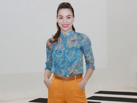 Cô đã khéo léo chọn chiếc quần vải màu cam vừa nổi bật mà lại thời thượng