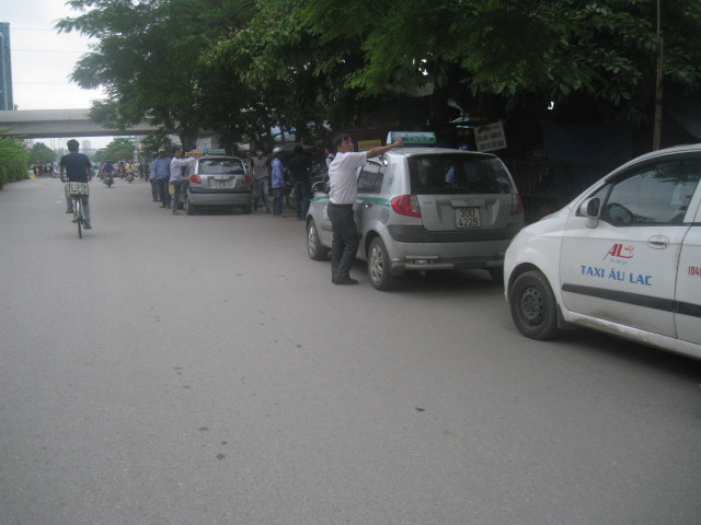 Và lại đỗ xe giữa đường đón khách chỉ vài phút sau khi lực lượng kiểm tra rút đi