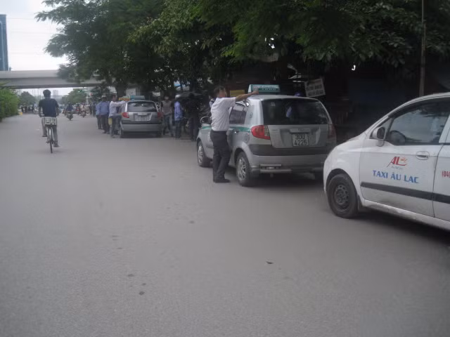 Và lại đỗ xe giữa đường đón khách chỉ vài phút sau khi lực lượng kiểm tra rút đi