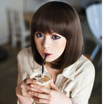 Mái tóc ngang với phần đuôi tóc được uốn xoăn và đánh rối một cách tự nhiên sẽ là phù hợp nhất với những cô nàng công sở. Mái tóc được ép thẳng và ốp vào mặt sẽ phù hợp với những cô gái có gương mặt tròn. Kiểu tóc đơn giản với đuôi tóc ở mang tai dược làm cụp vào trong, ôm lấy gương mặt. Với kiểu tóc này trông bạn thật dễ thương, trẻ trung.