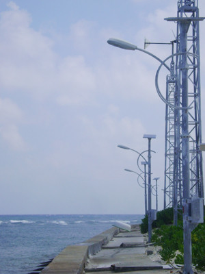 Cột điện năng lượng mặt trời ở Trường Sa Lớn. Ảnh: Lan Anh